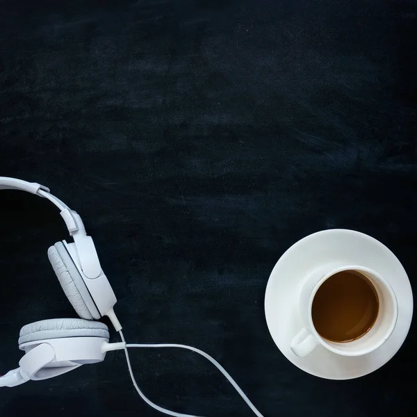 kulaklık kablosu siyah bir tablo ile