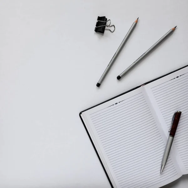 白色的办公桌和文具 — 图库照片