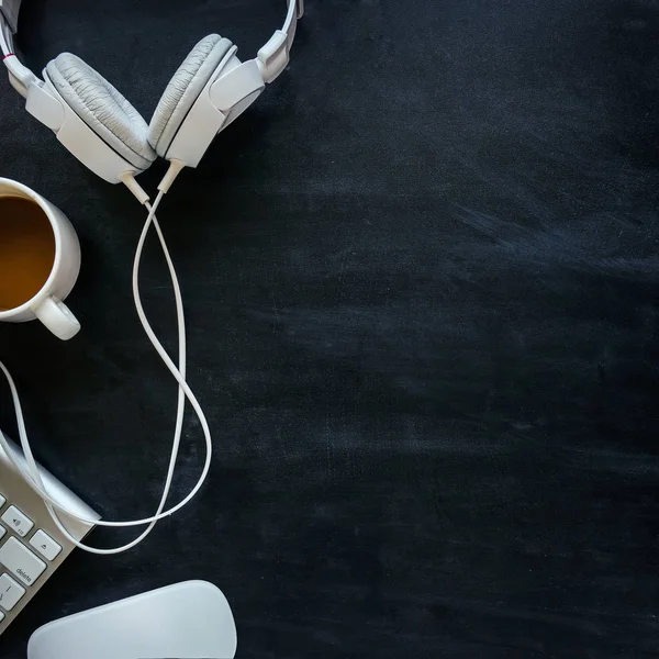 kulaklık kablosu siyah bir tablo ile