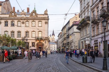 Lviv, Ukrayna - 22 Ekim 2019: İnsanlar Pazar Meydanı 'nda yürüyor. Pazar Meydanı, Ukrayna 'nın Lviv kentinin kültürel ve tarihi merkezidir. Eski ve güzel mimarinin birçok evi vardır..