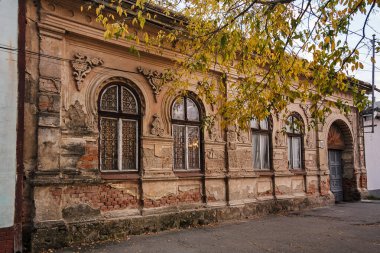 Beregovo, Ukrayna - 18 Ekim 2019: Macar mimarisi, Beregovo şehrindeki sokakta özel bir ev.