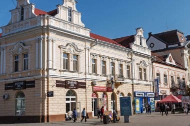Beregovo, Ukrayna - 18 Ekim 2019: Şehrin merkezi ve caddesi, eski mimari ve çok sayıda turist var.