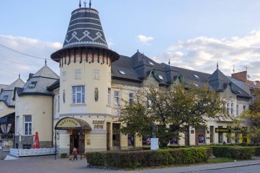Beregovo, Ukrayna - 18 Ekim 2019: ana caddedeki şehir merkezinde bir restoran.