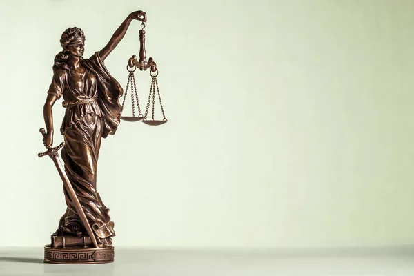 Brons standbeeld van Justitie met zwaard en schubben — Stockfoto