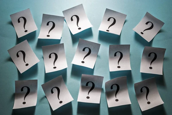 Satır aralarına dizilmiş beyaz kartlarda soru işaretleri 