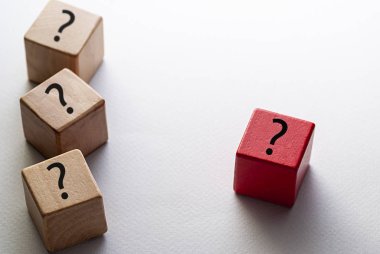 Üç tahta blok, bir kırmızı.