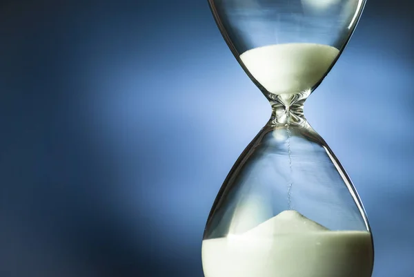 Sand running through an hourglass or egg timer — Stock Photo, Image