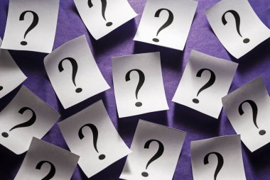 Beyaz kağıda rastgele işaretlenmiş soru işaretleri