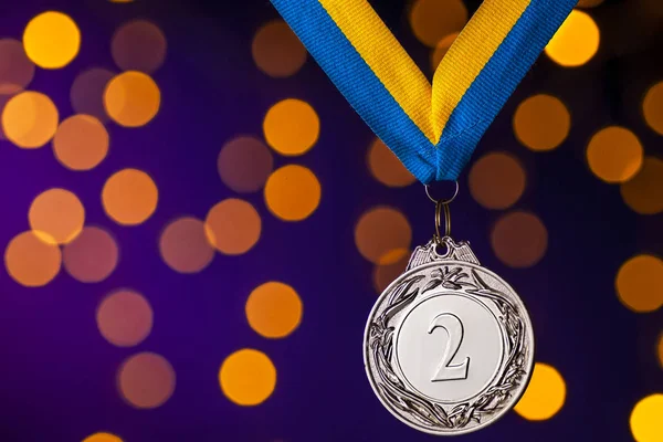 Silver tvåa tvåa tvåa medaljong på band — Stockfoto