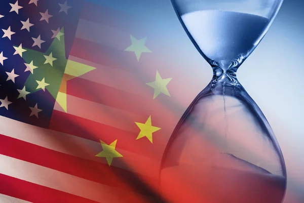 Amerika ve Çin 'in bayrakları üzerinde kum saati — Stok fotoğraf