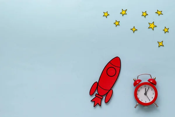 Rode cartoon raket met wekker en sterren — Stockfoto