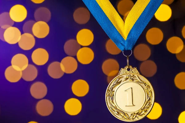 Złoty mistrz lub medalion zwycięzców na wstążce — Zdjęcie stockowe