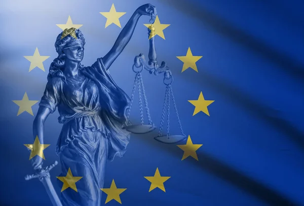 Estatua de Justicia sobre una bandera de la Unión Europea —  Fotos de Stock