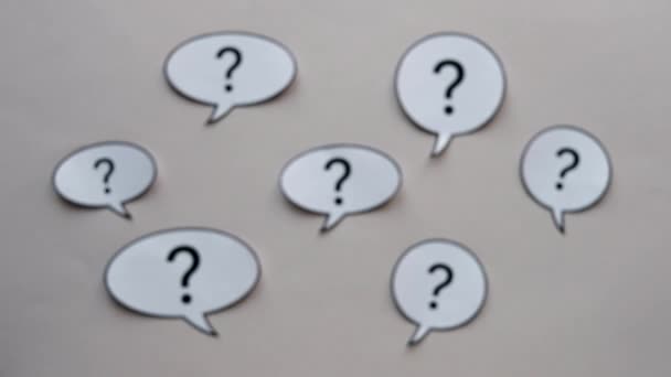 Puntos de interrogación impresos en tarjetas de papel en forma de burbujas — Vídeos de Stock