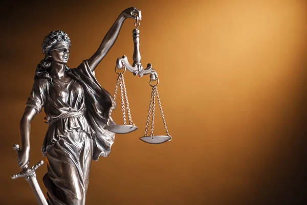 Bronzestatue der Gerechtigkeit hält Waage hoch — Stockfoto