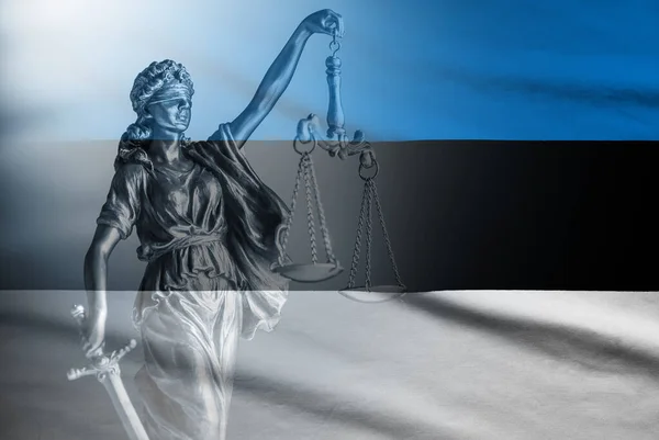 Estonská vlajka překrývala nad justicí stupnice spravedlnosti — Stock fotografie