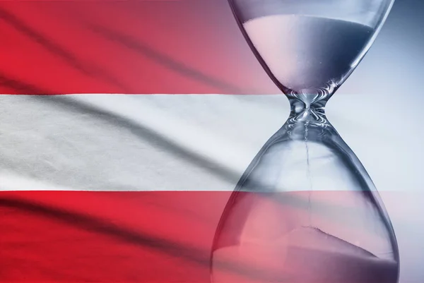 Süre bitiş tarihleri üzerine kurulmuş kum saati kavramına sahip Avusturya bayrağı — Stok fotoğraf