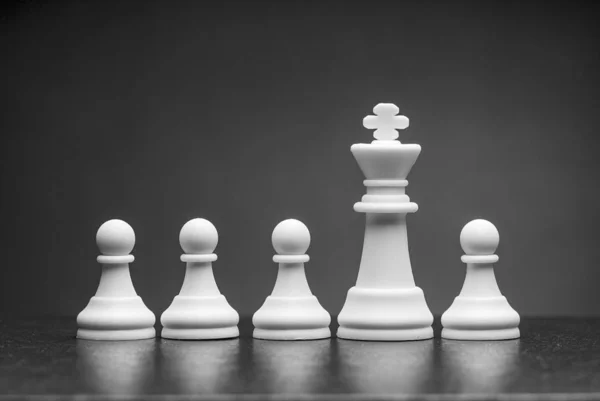 Wit schaakstuk met rij pionnen — Stockfoto