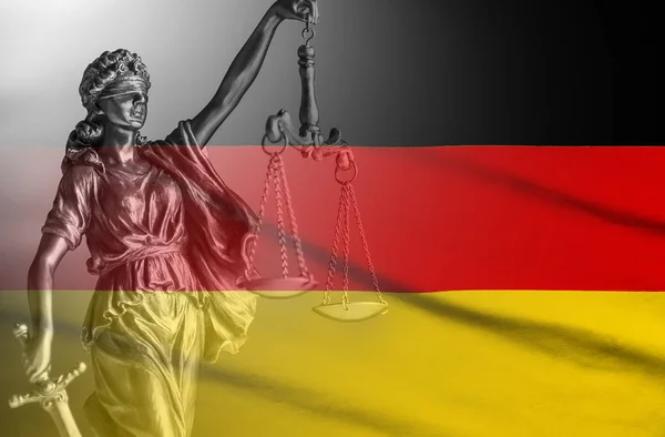 Flagge von Deutschland mit einer Statue der Gerechtigkeit — Stockfoto