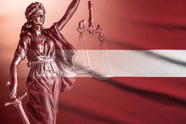 Drapeau de Lettonie avec Justice et espace de copie — Photo