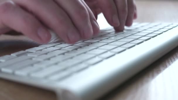 Человек печатает на клавиатуре компьютера — стоковое видео