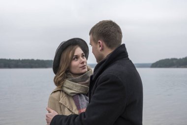 seven genç çift birbirlerinin gözlere bakmak