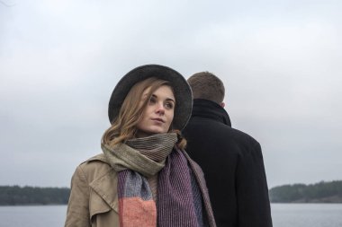 Kavgadan sonra birbirlerini görmezden gelen genç bir çift.