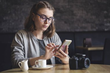 Genç kadın cep telefonu tarama