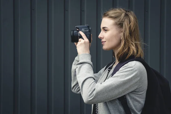 Young woman photographer lining up an image — Stockfoto