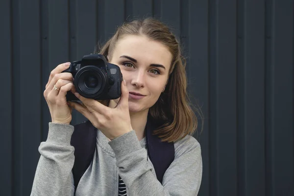 Giovane donna che scatta una fotografia su una macchina fotografica — Foto Stock