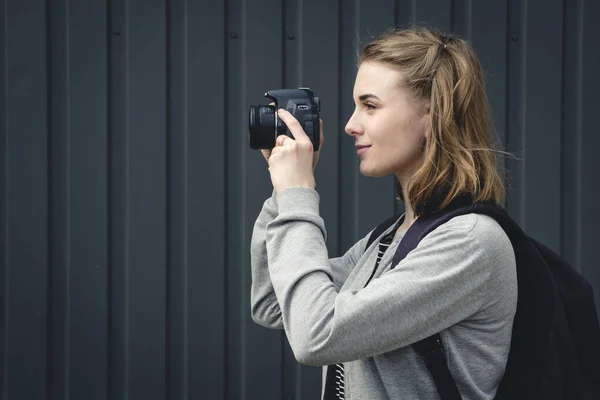 Young woman photographer lining up an image — 스톡 사진