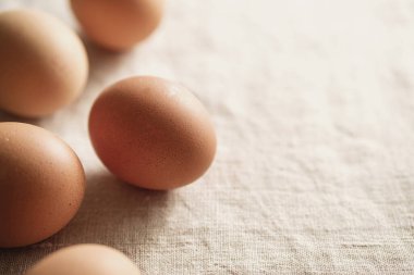 Tekstil üzerinde gevşek kahverengi tavuk yumurtaları