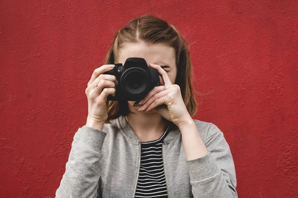 Giovane fotografa donna concentrandosi sullo spettatore — Foto Stock