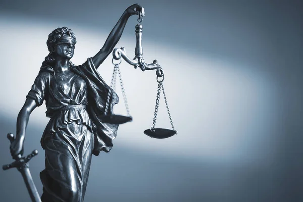 Figuur van Justitie met weegschalen en een zwaard — Stockfoto