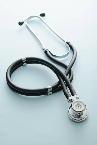 Estetoscopio Espiral Sobre Fondo Azul Conceptual Cardiología Medicina Pandemia Covid — Foto de Stock