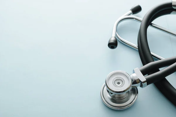 Bliżej Dysku Zwiniętego Stetoskopu Białym Tle Pracowni Przestrzenią Kopiowania Kardiologii — Zdjęcie stockowe