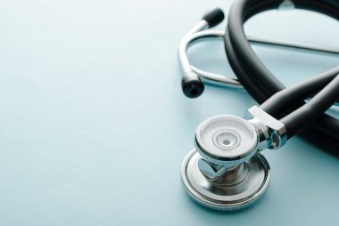 Kardiyoloji, sağlık hizmetleri veya Covid-19 konseptinde fotokopi alanı olan beyaz bir stüdyonun steteskop diskini kapatın.