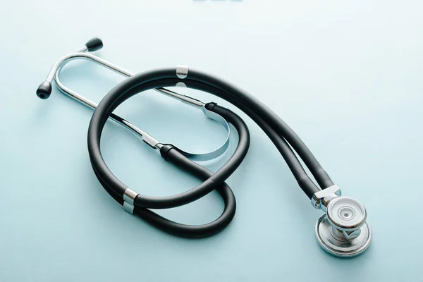Stetoscopio Arrotolato Fondo Blu Concettuale Cardiologia Medicina Pandemia Covid — Foto Stock
