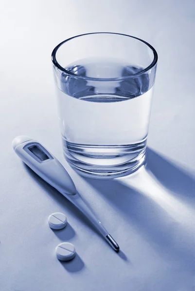 Tabletten Klinische Thermometer Glas Water Een Witte Achtergrond Conceptueel Van — Stockfoto