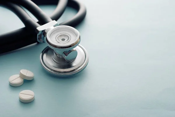 Steteskop Yanında Bulunan Tablet Veya Haplar Beyaz Bir Arkaplanda Tıbbın — Stok fotoğraf