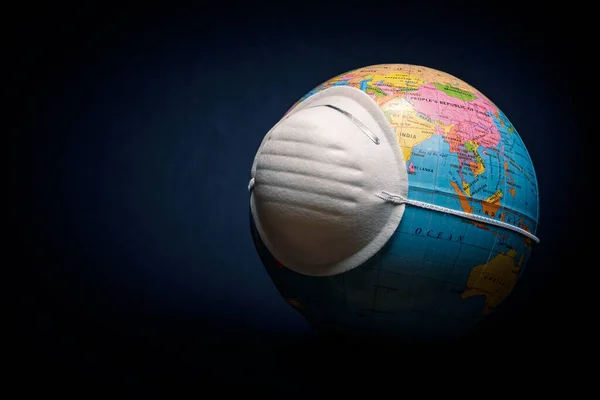 Wereldbol Draagt Een Beschermend Gezichtsmasker Zijaanzicht Een Zwarte Achtergrond Met — Stockfoto