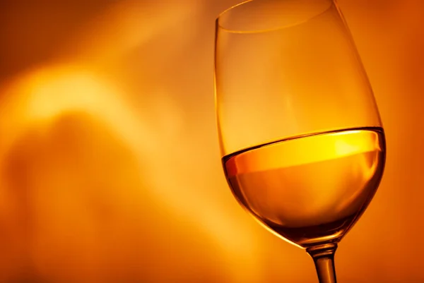 Copo Vinho Branco Dourado Brilhante Close Ângulo Inclinado Sobre Fundo — Fotografia de Stock