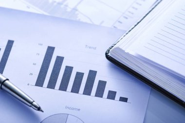Başarısızlık, kayıplar veya düşük performans kavramında kalem etiketli gelirli azalan bir bar grafik veya grafiği üzerinde ofis günlüğünü aç