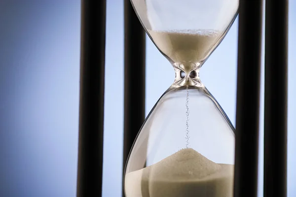 Hourglass Μέτρηση Του Χρόνου Που Διέρχεται Πάνω Από Ένα Μπλε — Φωτογραφία Αρχείου