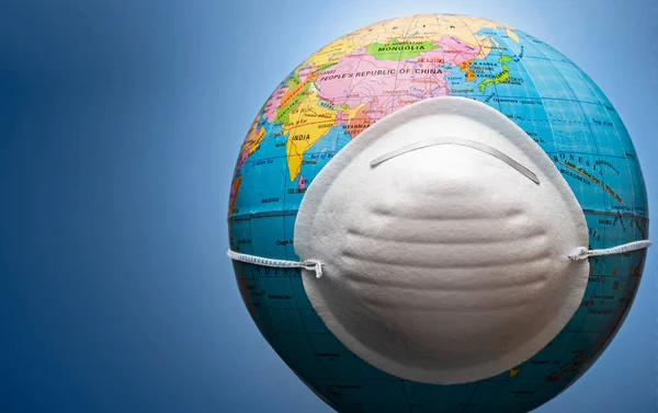 Gezichtsmasker Rond Een Wereldbol Zijaanzicht Een Grijze Achtergrond Met Kopieerruimte — Stockfoto