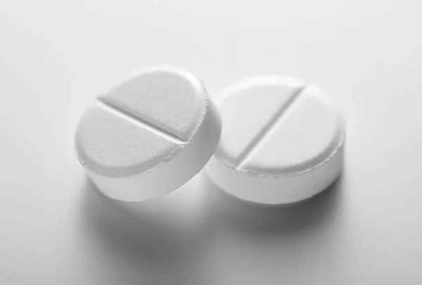 Dois Comprimidos Comprimidos Brancos Genéricos Close Conceito Tratamento Médico Uma — Fotografia de Stock