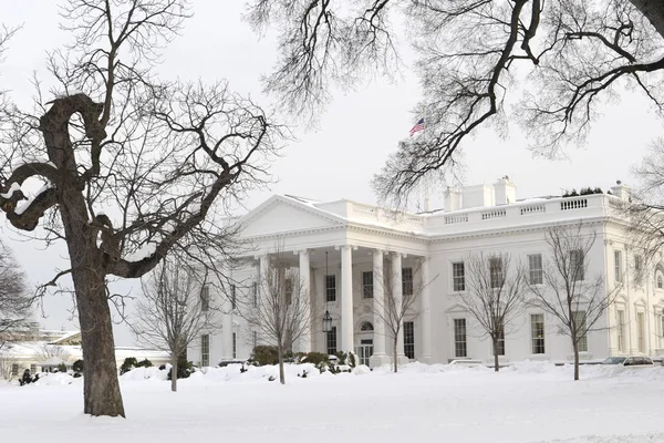 Casa blanca en la nieve — Foto de Stock