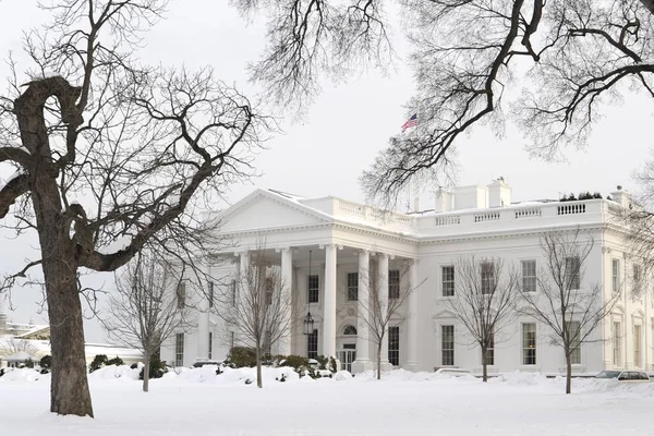 Casa blanca en la nieve — Foto de Stock
