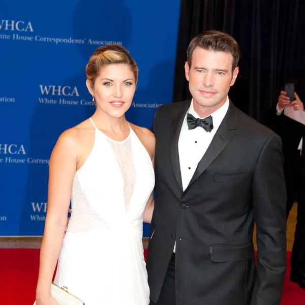 Scott Foley, Marika Domincyk — Stockfoto