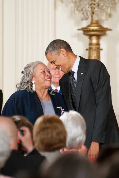 L'auteur Toni Morrison et le président Barack Obama — Photo